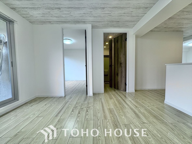 内装 ◆サンサンと◆差し込む太陽の光がこのリビングに笑いをもたらす。ソファの上のクッションがポカポカした暖気にぬくぬくと微睡んでいる。