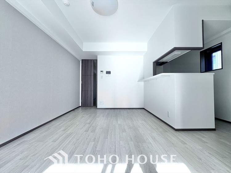 内装 ◆サンサンと◆差し込む太陽の光がこのリビングに笑いをもたらす。ソファの上のクッションがポカポカした暖気にぬくぬくと微睡んでいる。