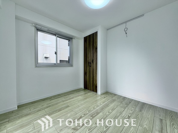 内装 使いやすく、明るい洋室に仕上がります。子供部屋や趣味のお部屋にご利用できます。ご自身で家具などを配置し、素敵な空間を創り上げられます。