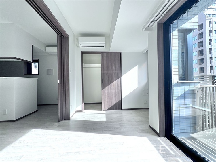 内装 使いやすく、明るい洋室に仕上がります。子供部屋や趣味のお部屋にご利用できます。ご自身で家具などを配置し、素敵な空間を創り上げられます。