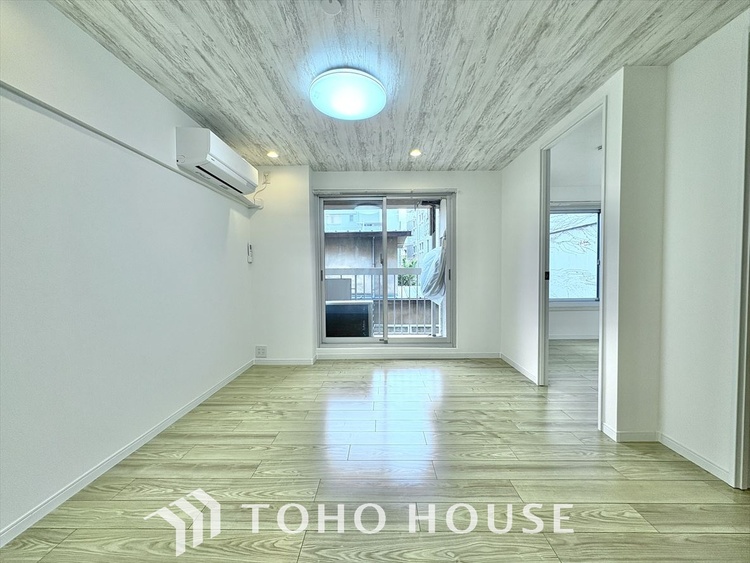 内装 ここはみんなが集い、食事と楽しい会話が始まる場所。話に夢中になりすぎて、ついつい時を忘れ、夜半過ぎになってしまう。そんな束の間の幸せを感じさせてくれます。