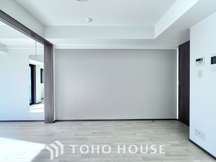 内装 ここはみんなが集い、食事と楽しい会話が始まる場所。話に夢中になりすぎて、ついつい時を忘れ、夜半過ぎになってしまう。そんな束の間の幸せを感じさせてくれます。