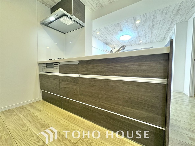 キッチン 手元の収納から、足元の収納までが全てスライド式で、奥のスペースまで有効に活用できます。奥まで上から見渡せるので、たまにしか使わない調理器具もサッと取出せます。