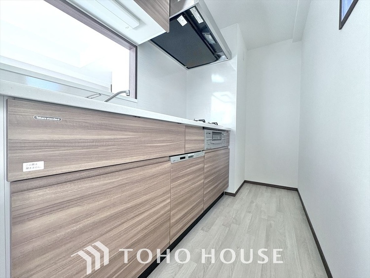 キッチン 手元の収納から、足元の収納までが全てスライド式で、奥のスペースまで有効に活用できます。奥まで上から見渡せるので、たまにしか使わない調理器具もサッと取出せます。