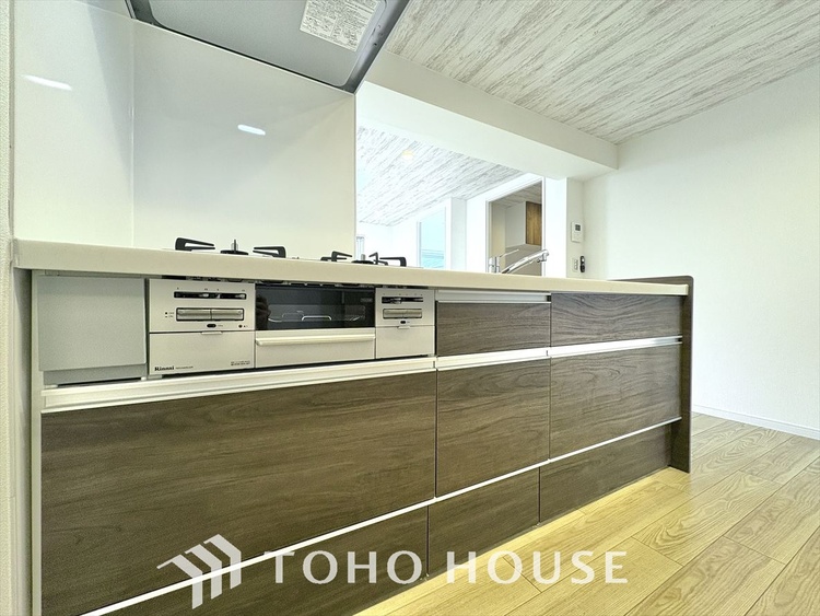 キッチン ◆愛育◆キッチンは家族の絆を育む大切な空間。シンプルで使い易いSystemKitchenで愉しく作る料理は愛情のある美味しいご馳走に。家族で使える広々としたダイニングキッチンです。