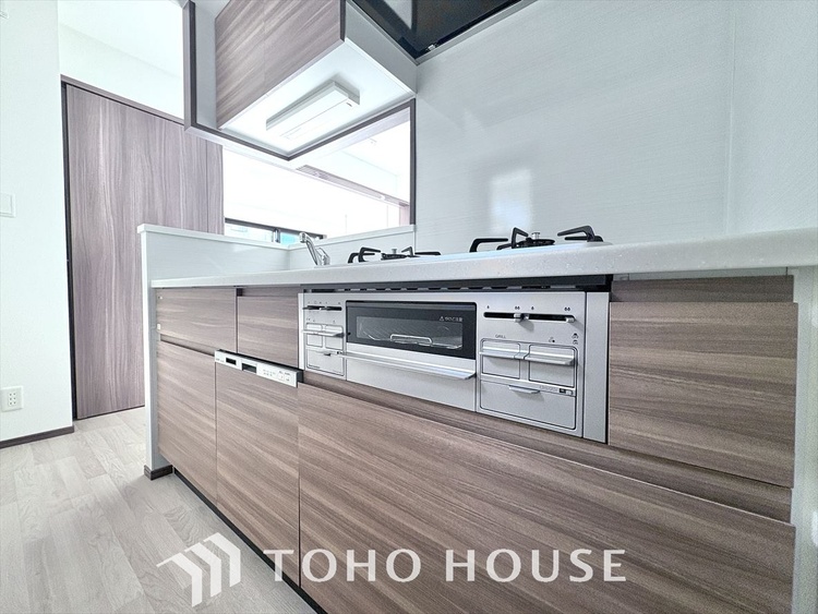 キッチン ◆愛育◆キッチンは家族の絆を育む大切な空間。シンプルで使い易いSystemKitchenで愉しく作る料理は愛情のある美味しいご馳走に。家族で使える広々としたダイニングキッチンです。