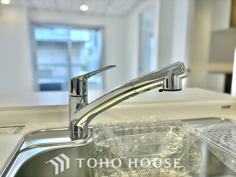 キッチン キッチンは家族の絆を育む大切な空間。シンプルで使い易いシステムキッチンで愉しく作る料理は愛情のある美味しいご馳走に。家族で使えるダイニングキッチンです。