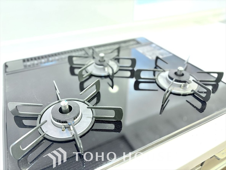 キッチン 毎日料理をする、料理が好き、家族が多くて量を作る必要がある、等の方々にとっては必須の３口コンロ。同時進行で効率アップはもちろん鍋を移動する回数が減り、無駄な動きを軽減することが出来ます。