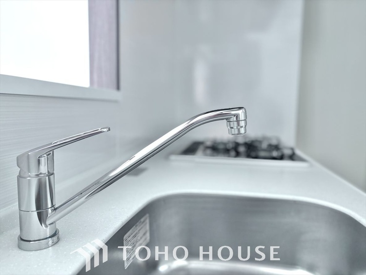 キッチン キッチンは家族の絆を育む大切な空間。シンプルで使い易いシステムキッチンで愉しく作る料理は愛情のある美味しいご馳走に。家族で使えるダイニングキッチンです。