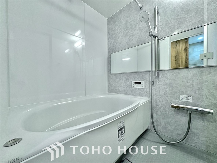 風呂 【浴室】《一日の疲れを落としてくれる場所は、落ち着く場所でなければならない》　高級感溢れるカラーと大きさ・柔らかな曲線で構成された半身浴も楽しめるバスタブが心地よさをもたらします。