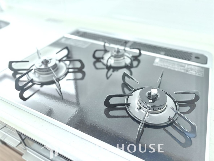 キッチン 毎日料理をする、料理が好き、家族が多くて量を作る必要がある、等の方々にとっては必須の３口コンロ。同時進行で効率アップはもちろん鍋を移動する回数が減り、無駄な動きを軽減することが出来ます。