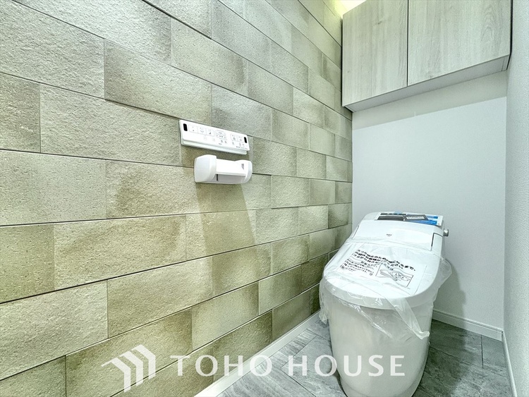 トイレ 清潔感あるホワイト調のクロスと温もり溢れるモダンカラーの床材が見事に調和した本邸宅は、毎日の生活を少しでも快適に過ごして頂ける様に落ち着いた雰囲気作りから行っています。