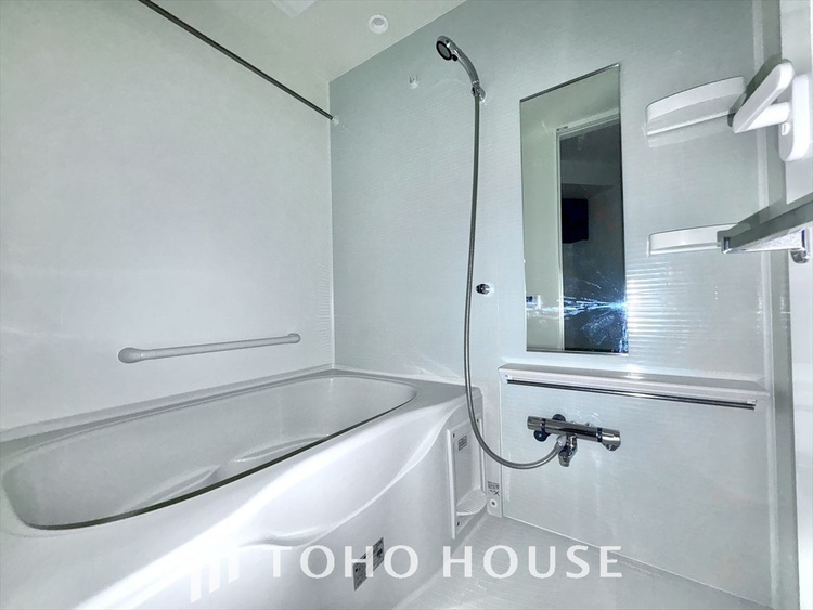 風呂 【浴室】《一日の疲れを落としてくれる場所は、落ち着く場所でなければならない》　高級感溢れるカラーと大きさ・柔らかな曲線で構成された半身浴も楽しめるバスタブが心地よさをもたらします。