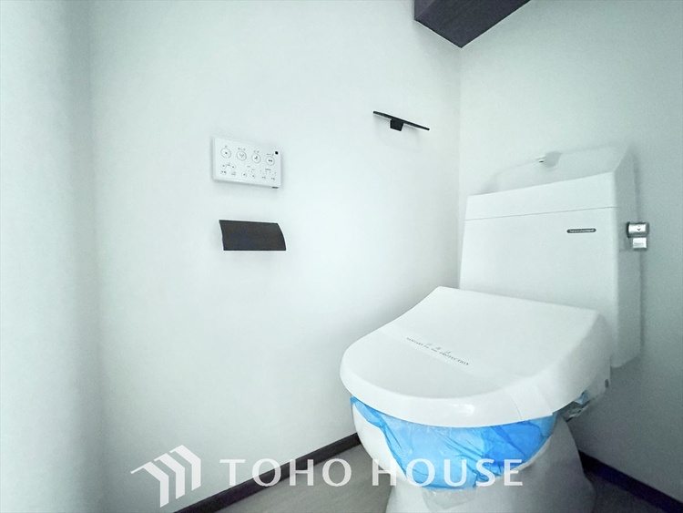 トイレ 清潔感あるホワイト調のクロスと温もり溢れるモダンカラーの床材が見事に調和した本邸宅は、毎日の生活を少しでも快適に過ごして頂ける様に落ち着いた雰囲気作りから行っています。
