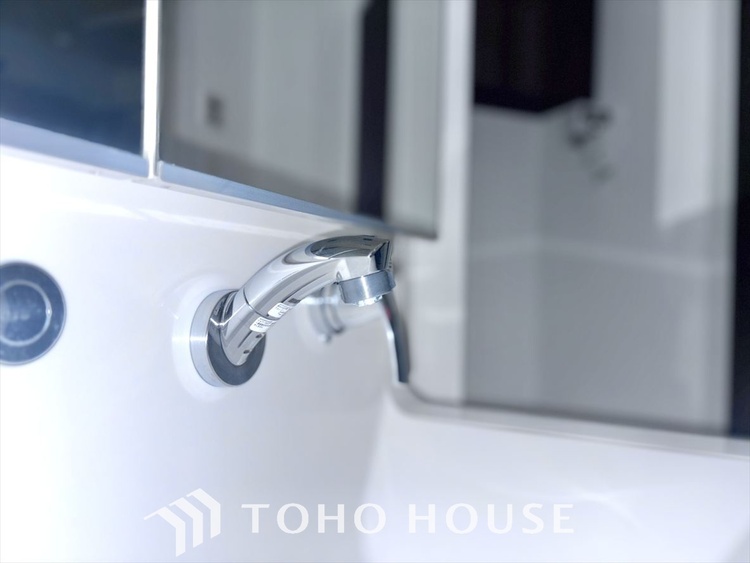 洗面 気持ちの良い朝をつくりだし、夕方には笑顔を取り戻させてくれるミラー。パウダールームはいつでも本来の自分を取り戻せる空間。明るく仕上げてあります。