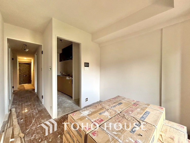 内装 【改装中】居心地のいい暮らしには欠かせない眩い採光。ゆったりとした幅の窓からこの空間に降り注ぐ採光が絶えない。明るいリビングこそ居心地のいい暮らしが待っているのだと思う。