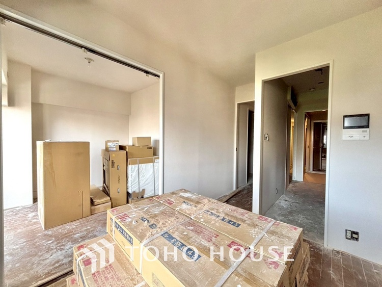 内装 【改装中】◆サンサンと◆差し込む太陽の光がこのリビングに笑いをもたらす。ソファの上のクッションがポカポカした暖気にぬくぬくと微睡んでいる。