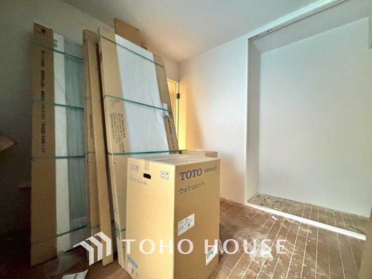 内装 【改装中】使いやすく、明るい洋室に仕上がります。子供部屋や趣味のお部屋にご利用できます。ご自身で家具などを配置し、素敵な空間を創り上げられます。