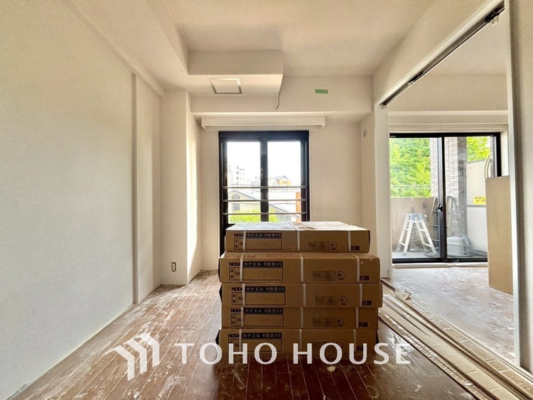 内装 【改装中】「想像していた以上に広い」が写真を撮っているときの感想です。家事動線に配慮したプランによりご家族がくつろげる明るく広い空間が確保できました。