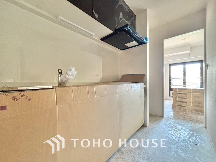 キッチン 【改装中】手元の収納から、足元の収納までが全てスライド式で、奥のスペースまで有効に活用できます。奥まで上から見渡せるので、たまにしか使わない調理器具もサッと取出せます。