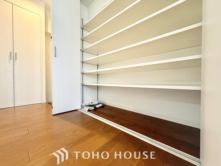 収納 【STORAGE】◆大型収納◆衣類、小物、アウトドアグッズ、スーツケース、、、多岐にわたって収納可能です。