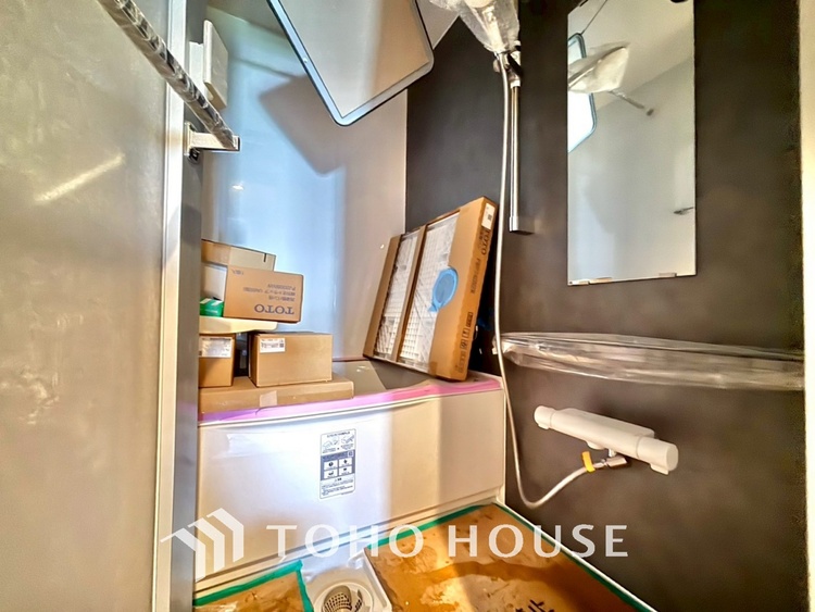 風呂 【改装中】【浴室】《一日の疲れを落としてくれる場所は、落ち着く場所でなければならない》　高級感溢れるカラーと大きさ・柔らかな曲線で構成された半身浴も楽しめるバスタブが心地よさをもたらします。