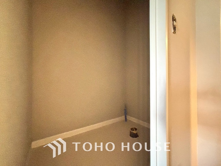 トイレ 【改装中】清潔感あるホワイト調のクロスと温もり溢れるモダンカラーの床材が見事に調和した本邸宅は、毎日の生活を少しでも快適に過ごして頂ける様に落ち着いた雰囲気作りから行っています。