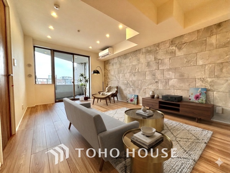 内装 ＊配置してある家具や小物はCGによるイメージ画像です。忙しい朝でも、しっかり家族が揃って食事をして頂けるゆとりある大きさのダイニングスペース。リビングと和室の続き間は急な来客時になど使い勝手が良いです