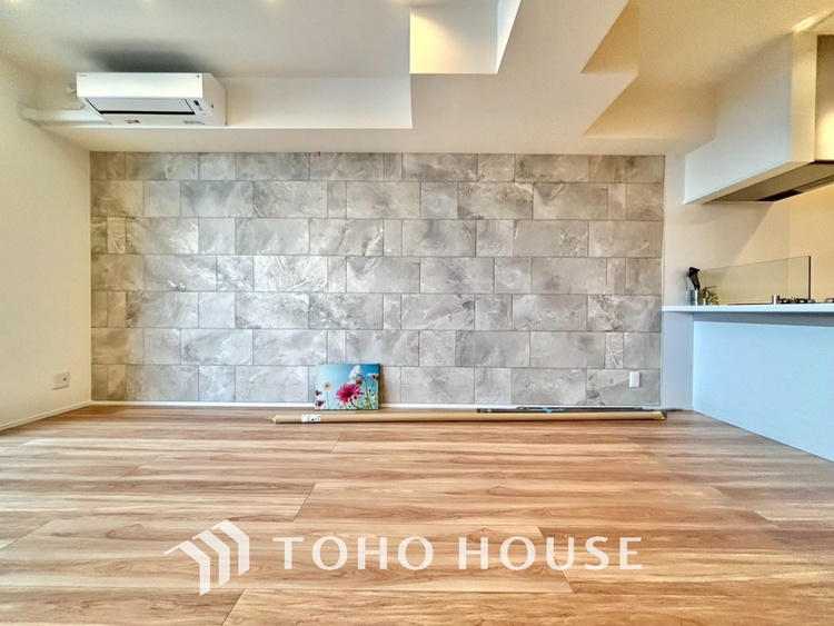 内装 居心地のいい暮らしには欠かせない眩い採光。ゆったりとした幅の窓からこの空間に降り注ぐ採光が絶えない。明るいリビングこそ居心地のいい暮らしが待っているのだと思う。