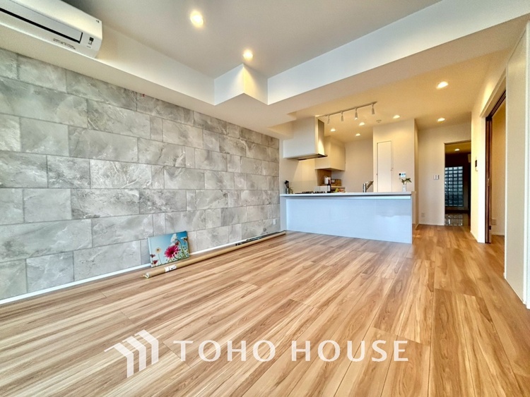 内装 叶えたかったのは落ち着きのあるナチュラルな風合い、そして開放感があるリビング。優雅な気分に浸れる幸せな時間を家族が自然と集まりたくなるこの空間で。