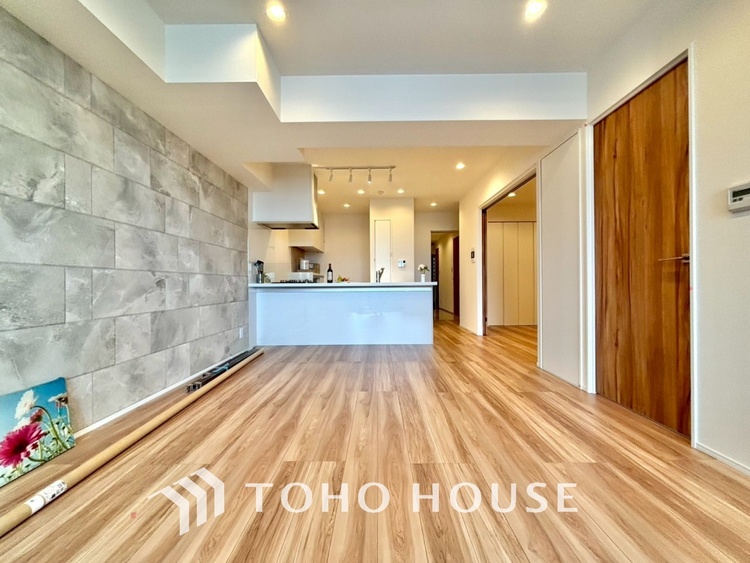 内装 ◆サンサンと◆差し込む太陽の光がこのリビングに笑いをもたらす。ソファの上のクッションがポカポカした暖気にぬくぬくと微睡んでいる。