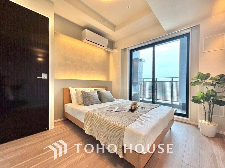 内装 風の通り道。舞い込んでくる風が優しく躍り、室内に爽やかな空気を運んでくる。そこに季節の息吹を感じて、いまがどんな季節なのかを実感する。