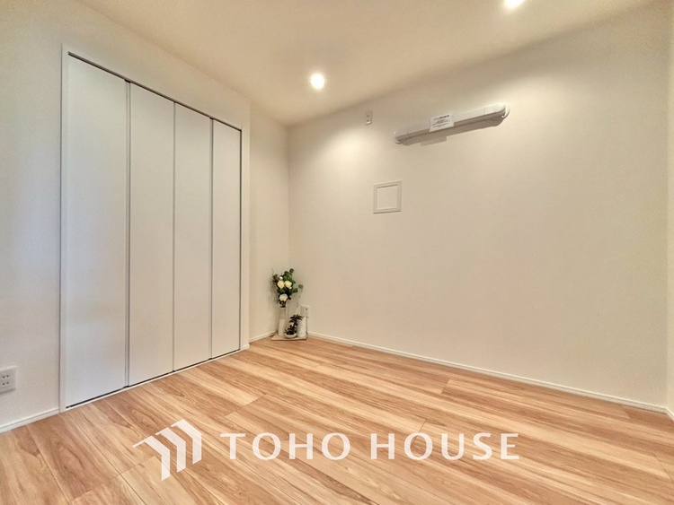 内装 使いやすく、明るい洋室に仕上がります。子供部屋や趣味のお部屋にご利用できます。ご自身で家具などを配置し、素敵な空間を創り上げられます。