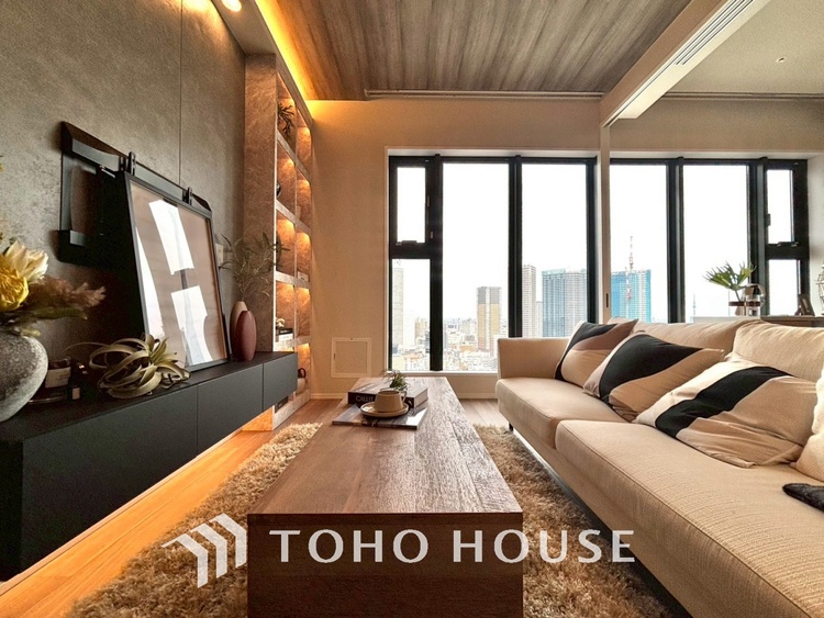 内装 叶えたかったのは落ち着きのあるナチュラルな風合い、そして開放感があるリビング。優雅な気分に浸れる幸せな時間を家族が自然と集まりたくなるこの空間で。