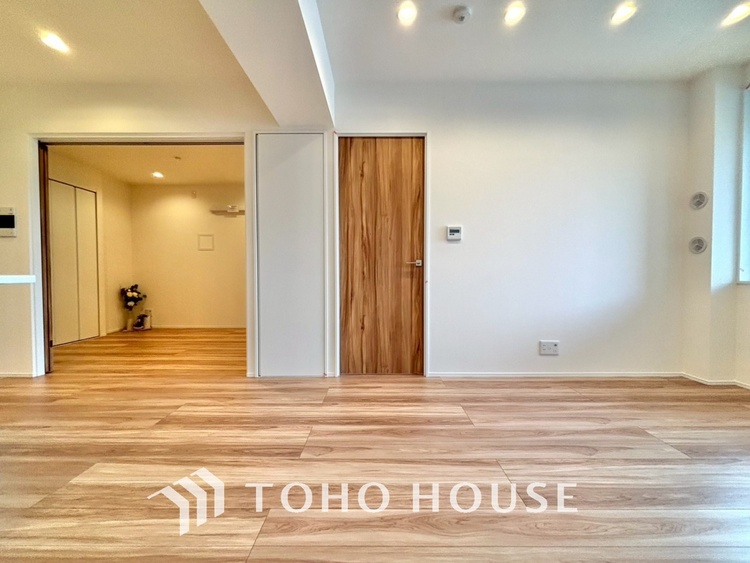 内装 ◆瀟洒な空間◆落ち着きのある彩が見事に調和させた瀟洒な空間を演出。ここに集まる家族の会話と笑顔が絶え間なく続く幸せな空間。