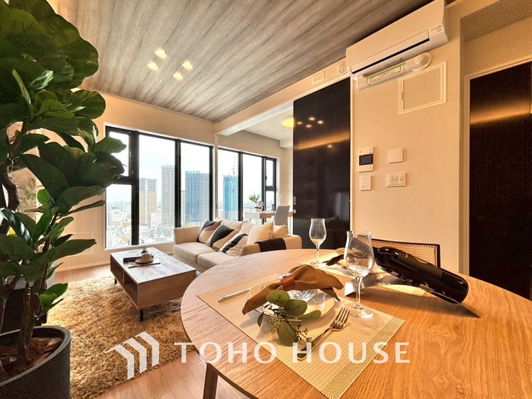 内装 ◆サンサンと◆差し込む太陽の光がこのリビングに笑いをもたらす。ソファの上のクッションがポカポカした暖気にぬくぬくと微睡んでいる。