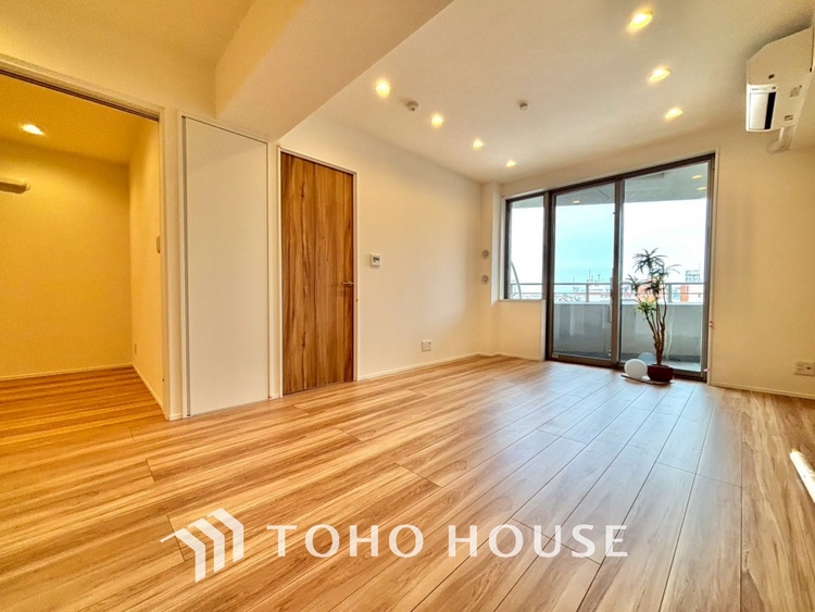 内装 ここはみんなが集い、食事と楽しい会話が始まる場所。話に夢中になりすぎて、ついつい時を忘れ、夜半過ぎになってしまう。そんな束の間の幸せを感じさせてくれます。