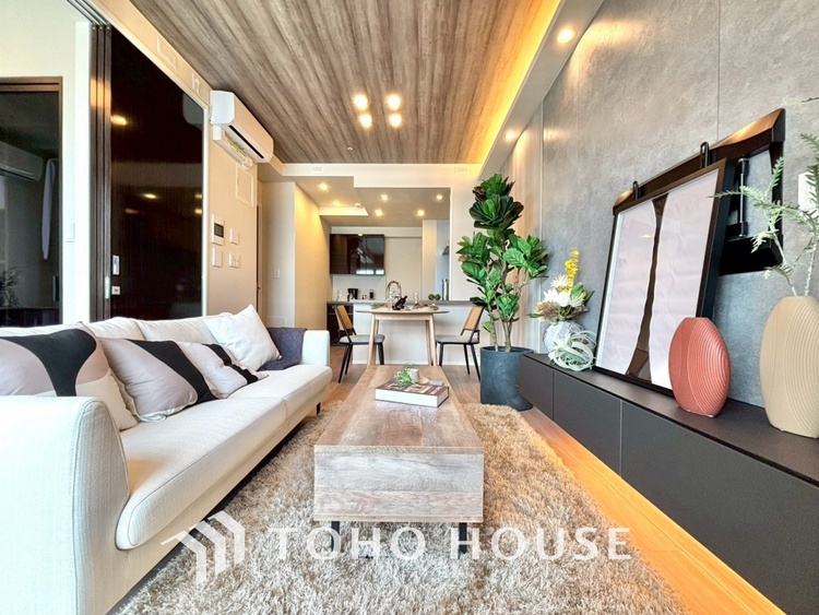 内装 ここはみんなが集い、食事と楽しい会話が始まる場所。話に夢中になりすぎて、ついつい時を忘れ、夜半過ぎになってしまう。そんな束の間の幸せを感じさせてくれます。