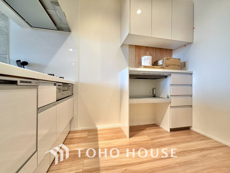 キッチン 手元の収納から、足元の収納までが全てスライド式で、奥のスペースまで有効に活用できます。奥まで上から見渡せるので、たまにしか使わない調理器具もサッと取出せます。