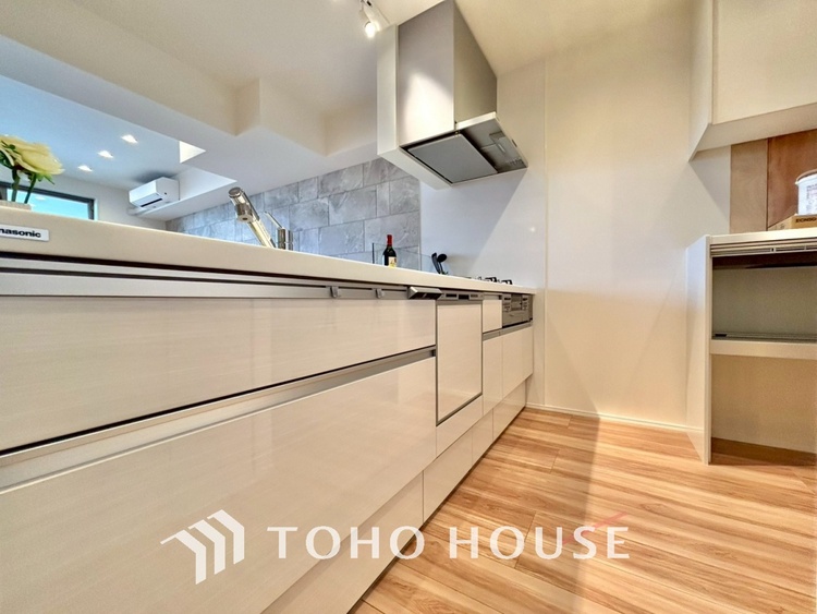 キッチン ◆愛育◆キッチンは家族の絆を育む大切な空間。シンプルで使い易いSystemKitchenで愉しく作る料理は愛情のある美味しいご馳走に。家族で使える広々としたダイニングキッチンです。