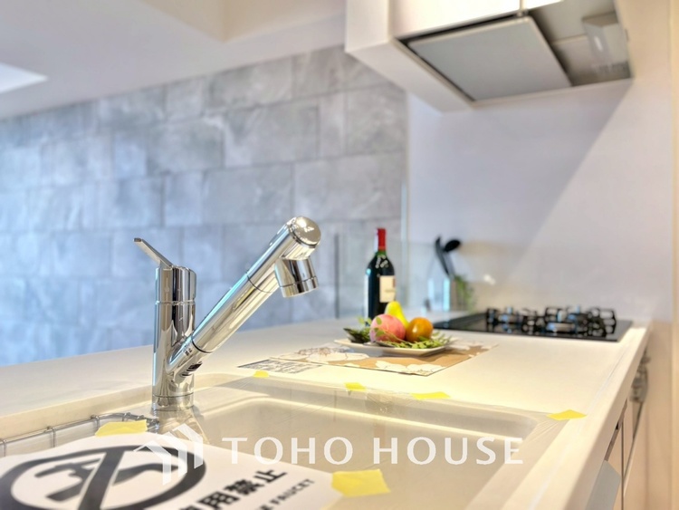 キッチン キッチンは家族の絆を育む大切な空間。シンプルで使い易いシステムキッチンで愉しく作る料理は愛情のある美味しいご馳走に。家族で使えるダイニングキッチンです。