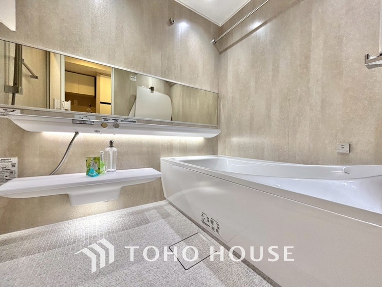 風呂 【浴室】《一日の疲れを落としてくれる場所は、落ち着く場所でなければならない》　高級感溢れるカラーと大きさ・柔らかな曲線で構成された半身浴も楽しめるバスタブが心地よさをもたらします。