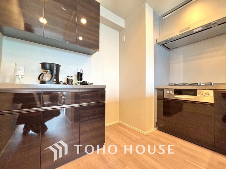 キッチン 手元の収納から、足元の収納までが全てスライド式で、奥のスペースまで有効に活用できます。奥まで上から見渡せるので、たまにしか使わない調理器具もサッと取出せます。