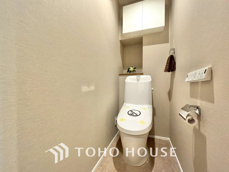 トイレ 清潔感あるホワイト調のクロスと温もり溢れるモダンカラーの床材が見事に調和した本邸宅は、毎日の生活を少しでも快適に過ごして頂ける様に落ち着いた雰囲気作りから行っています。