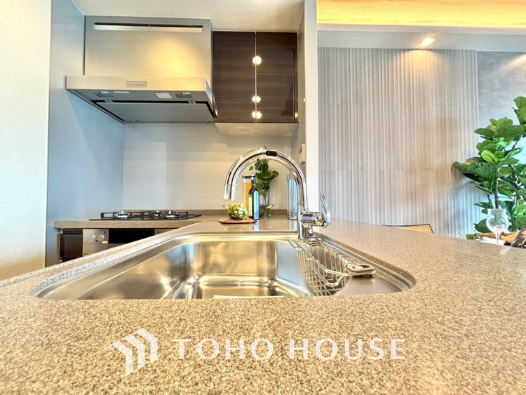 キッチン ◆愛育◆キッチンは家族の絆を育む大切な空間。シンプルで使い易いSystemKitchenで愉しく作る料理は愛情のある美味しいご馳走に。家族で使える広々としたダイニングキッチンです。