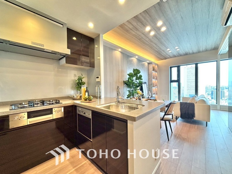 キッチン キッチンは家族の絆を育む大切な空間。シンプルで使い易いシステムキッチンで愉しく作る料理は愛情のある美味しいご馳走に。家族で使えるダイニングキッチンです。