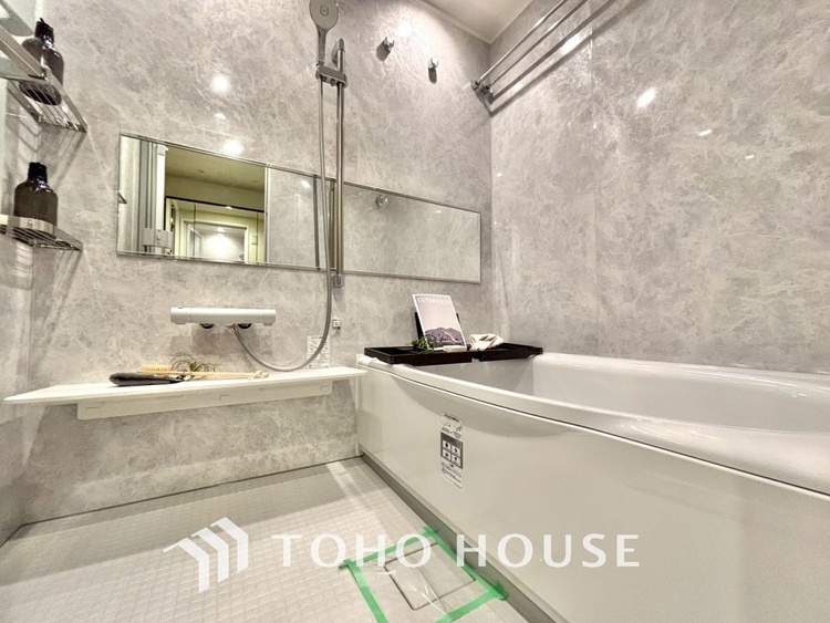 風呂 【浴室】《一日の疲れを落としてくれる場所は、落ち着く場所でなければならない》　高級感溢れるカラーと大きさ・柔らかな曲線で構成された半身浴も楽しめるバスタブが心地よさをもたらします。