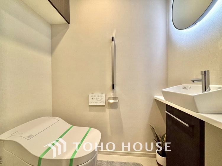 トイレ 清潔感あるホワイト調のクロスと温もり溢れるモダンカラーの床材が見事に調和した本邸宅は、毎日の生活を少しでも快適に過ごして頂ける様に落ち着いた雰囲気作りから行っています。