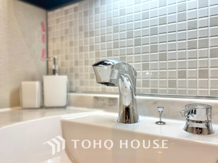 洗面 気持ちの良い朝をつくりだし、夕方には笑顔を取り戻させてくれるミラー。パウダールームはいつでも本来の自分を取り戻せる空間。明るく仕上げてあります。