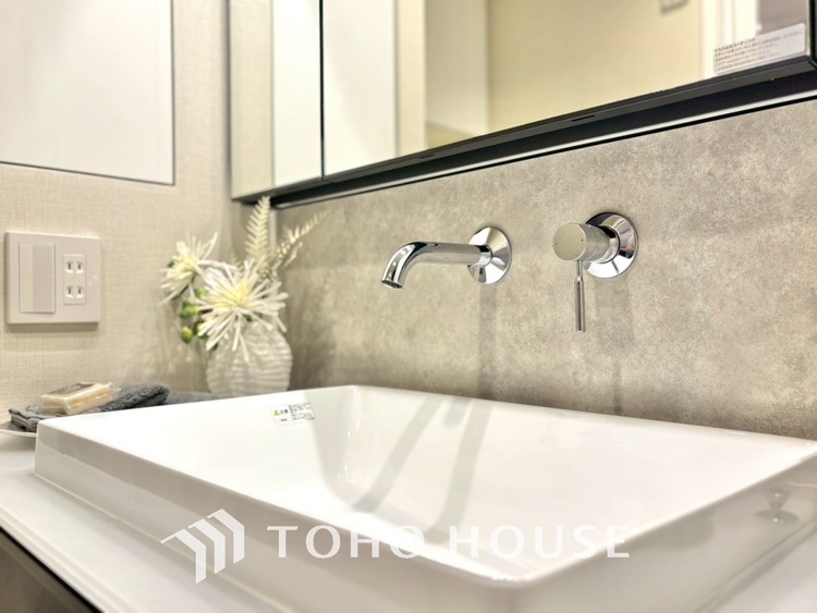 洗面 気持ちの良い朝をつくりだし、夕方には笑顔を取り戻させてくれるミラー。パウダールームはいつでも本来の自分を取り戻せる空間。明るく仕上げてあります。